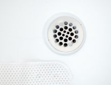 Haare aus dem Ablaufsieb der Badewanne oder Dusche ruckzuck entfernen