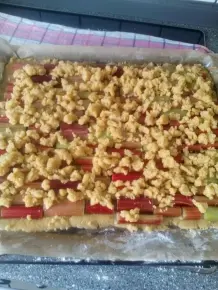Rhabarberblechkuchen mit Streuseln