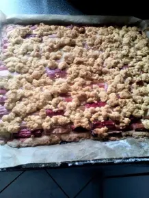 Rhabarberblechkuchen mit Streuseln