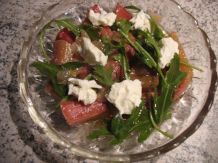 Rhabarber-Rucola-Salat mit Frischkäse