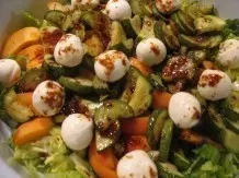 Frisch-fruchtiger Salatteller mit Mozzarellakugeln