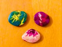 Gastgeschenk: Marmorierte Steine als Magnet