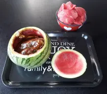 Zartes Hähnchen aus der Wassermelone