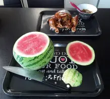Zartes Hähnchen aus der Wassermelone
