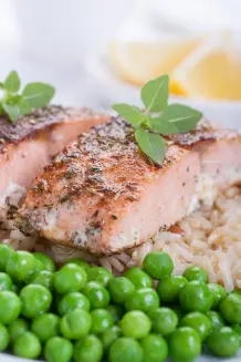 Lachs und Erbsen in Zitronenbutter