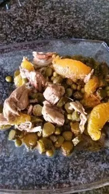 Sommer-Hähnchen-Salat mit Erbsen und Mandarinen