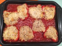 Paprikaschoten gefüllt mit Thunfischreis in Tomatensoße