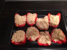 Paprikaschoten gefüllt mit Thunfischreis in Tomatensoße