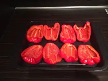 Paprikaschoten gefüllt mit Thunfischreis in Tomatensoße