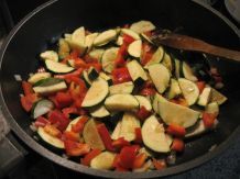 Zucchini-Paprika-Käse-Salat