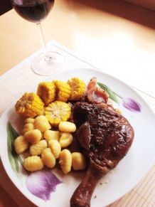 Geschmorte Entenkeule mit Gnocchi und Buttermaisrädchen