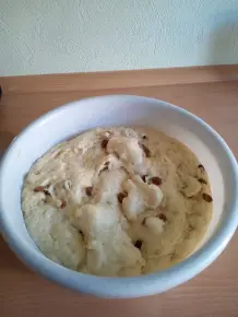 Hefezopf mit Rumrosinen und Mandeln