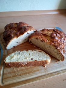 Hefezopf mit Rumrosinen und Mandeln