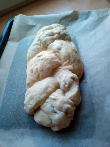Hefezopf mit Rumrosinen und Mandeln