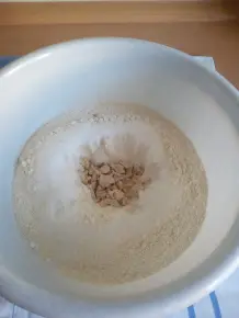 Hefezopf mit Rumrosinen und Mandeln