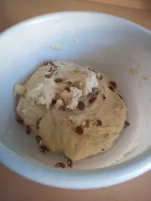 Hefezopf mit Rumrosinen und Mandeln