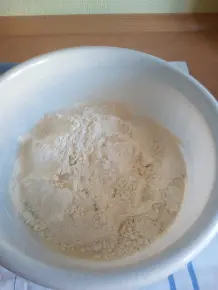 Hefezopf mit Rumrosinen und Mandeln