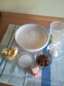 Hefezopf mit Rumrosinen und Mandeln