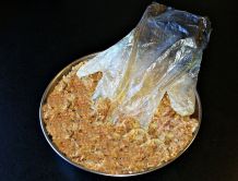 Übergroße Plastikhandschuhe - praktische Helfer in der Küche