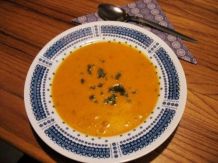 Kürbis-Karotten-Cremesuppe mit Hackfleisch