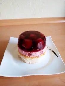 Schwarzwälder-Kirsch-Dessert auf Biskuit