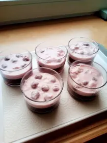 Schwarzwälder-Kirsch-Dessert auf Biskuit