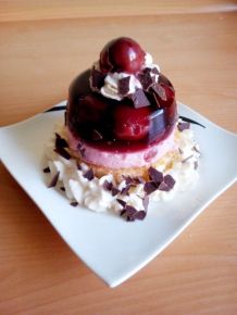 Schwarzwälder-Kirsch-Dessert auf Biskuit