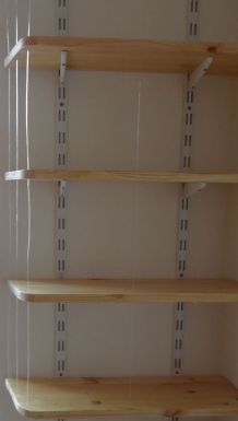 Diskrete Seitenwände für ein offenes Bücherregal