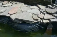 Aus wetterfester Balkonverkleidung wird eine Teichumrandung