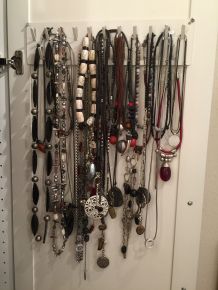 Modeschmuck übersichtlich und staubfrei anordnen
