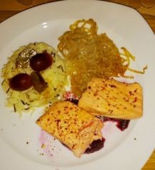 Pochierter Lachs mit Roter Bete und Mungosprossen