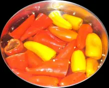 Süßsauer eingelegte Spitzpaprika mit dreierlei Käsefüllungen