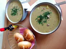 Hausgemachte Erbsensuppe