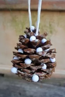 Baumschmuck: Pinienzapfen mit Schneeflöckchen