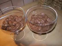 Mousse au Chocolat mit fruchtigem Sektschaum