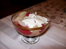 Eingelegte Birnen mit frischen Himbeeren