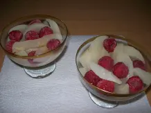 Eingelegte Birnen mit frischen Himbeeren