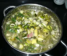 Graupensuppe mal anders: Mit Gemüse und knusprigen Rippchen