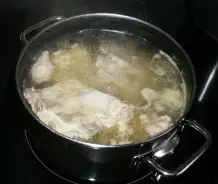 Graupensuppe mal anders: Mit Gemüse und knusprigen Rippchen