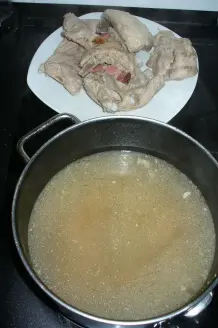 Graupensuppe mal anders: Mit Gemüse und knusprigen Rippchen