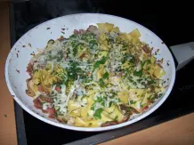 Schinken-Pfanne mit frischen Champignons und Nudeln