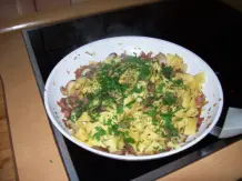 Schinken-Pfanne mit frischen Champignons und Nudeln