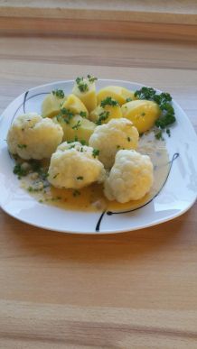 Blumenkohl in weißer Soße und Salzkartoffeln