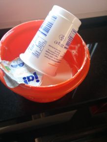 Schlagsahnebecher restlos entleeren