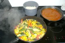 Pesto-Putenbrust mit Zucchini und Tomatenreis