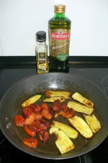 Pesto-Putenbrust mit Zucchini und Tomatenreis
