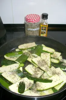Pesto-Putenbrust mit Zucchini und Tomatenreis