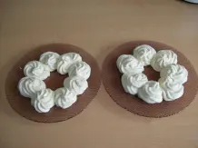 Schneller Mandelcreme-Pudding mit Waldfrüchten