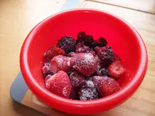 Schneller Mandelcreme-Pudding mit Waldfrüchten