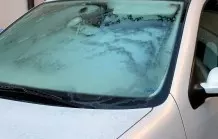 Zugefrorene Autoscheiben mit Salz abtauen